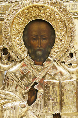 Старинная икона "Николай Чудотворец" в окладе с цветочно-растительным орнаментом - фото 2