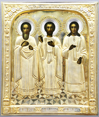 Старинная икона покровителей семейного очага "Святые мученики Самон, Гурий и Авив" в серебряном окладе