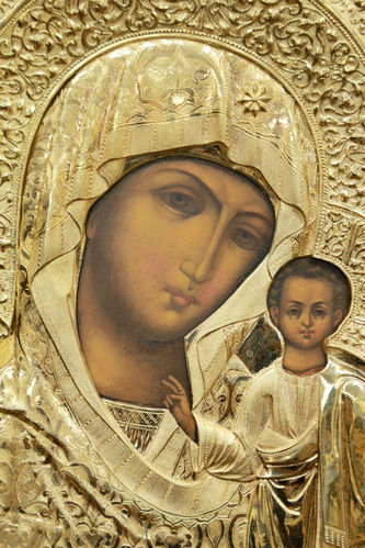 Старинная икона "Казанская Божья Матерь" в окладе с цветочным орнаментом - фото 2