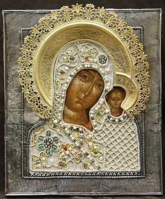 Старинная икона "Богоматерь Казанская" в окладе с бисером, камнями и жемчугом